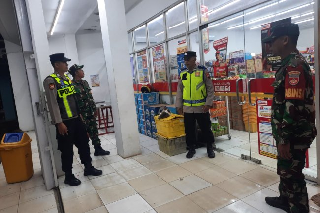 Koramil dan Polsek Wanadadi Patroli Bersama Sasar Toko Modern yang Buka hingga Malam Hari