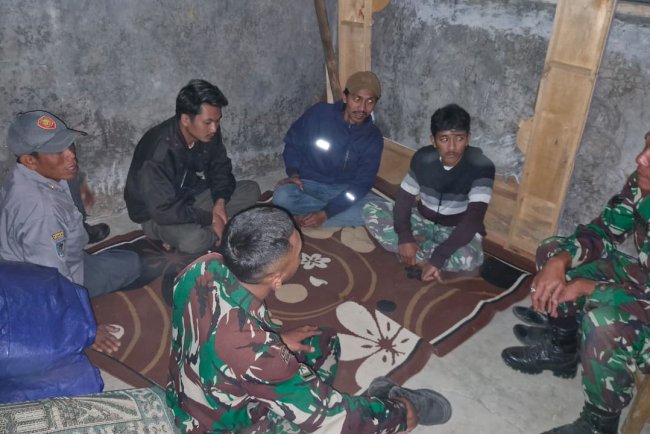 Babinsa Koramil 13 Banjarmangu Sigap Bantu Warga Bangun RTLh