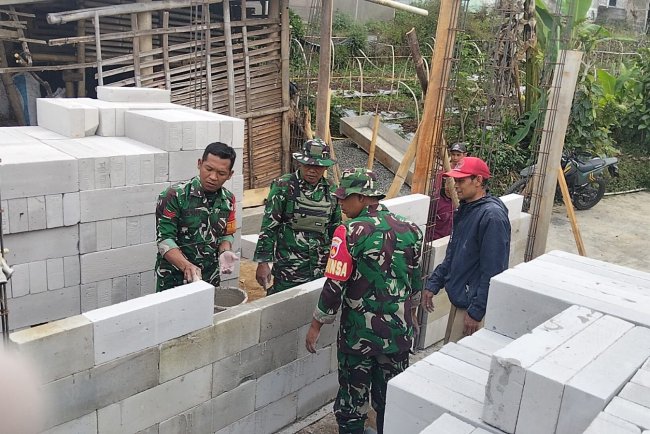 Babinsa Koramil 16 Pejawaran Bantu Pembangunan Rumah Tidak Layak Huni