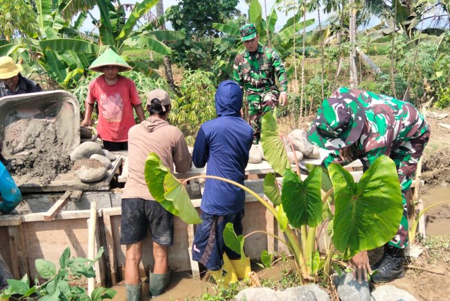 Hadapi Musim Kemarau Babinsa Koramil 15 Rakit dan Petani Adipasir Perbaiki Saluran Irigasi