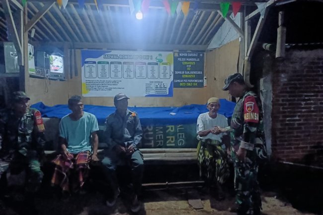  Babinsa Koramil 07 Mandiraja Patroli Siskamling Bersama Warga Cegah Gangguan Kamtibmas