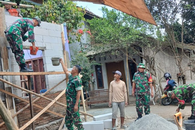 Babinsa Koramil 01 Banjarnegara Bantu Renovasi Rumah Tidak Layak Huni