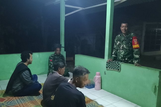 Patroli Siskamling, Babinsa Susukan Pastikan Lingkungan Warga Aman