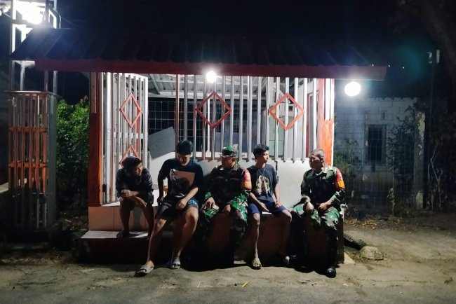 Membaur Bersama Masyarakat Babinsa Laksanakan Patroli Siskamling Guna Ciptakan Keamanan Lingkungan