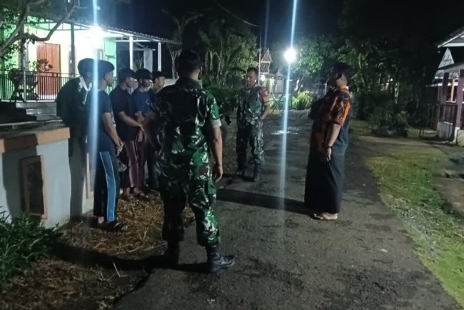 Babinsa Koramil 11/Punggelan Aktif melaksanakan Siskamling bersama warga binaan.