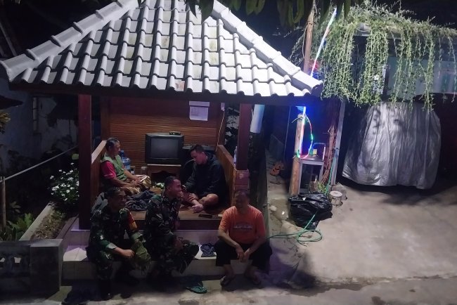 Babinsa Koramil 12 Sigaluh Patroli Siskamling Bersama Warga Cegah Gangguan Kamtibmas