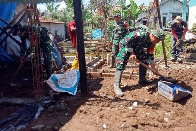 Danramil 06 Kalibening bersama warga melaksanakan pendampingan kegiatan Rehabilitasi Rumah Tidak Layak Huni