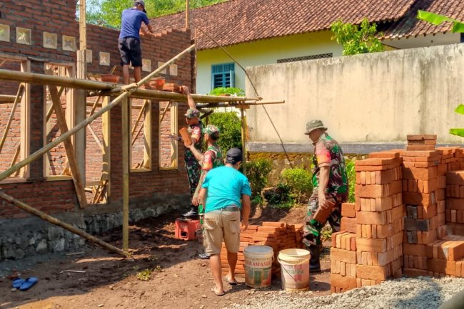 Semangat Bantu Kesulitan Rakyat Danramil Beserta Anggota Koramil 08/Purwonegora Laksanakan Pembangunan RTLH