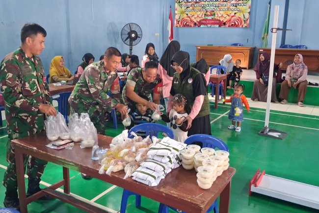 Babinsa Dan Bidan Desa Bersinergi Dalam Kegiatan Posyandu