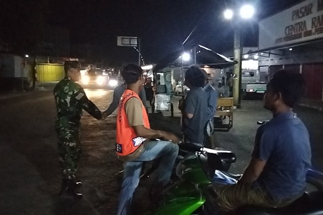 Patroli Malam Babinsa Koramil 15 Rakit dan Linmas Jaga Kondusifitas Wilayah