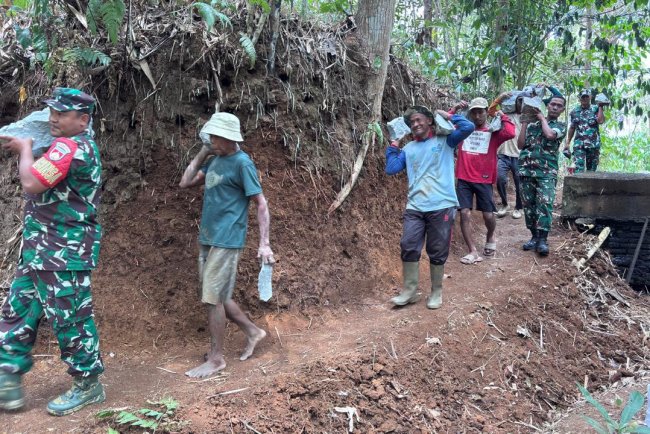 Babinsa Koramil 10/Bawang Bantu Pembangunan Reservoir Pamsimas Demi Kebutuhan Air Bersih