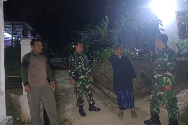 Menciptakan Keamanan Lingkungan Babinsa Koramil 17/Wanayasa melaksanakan Patroli Malam