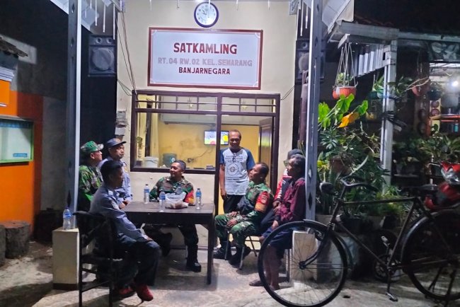 Warga Diimbau Jaga Keamanan Lingkungan Babinsa Patroli di Siskamling
