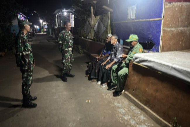 Babinsa Koramil 02/Klampok Bersama Satuan Linmas Dan Warga Masyarakat Siskamling