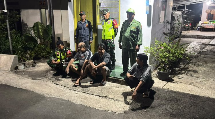 Babinsa Koramil 02 Klampok Bersama Satuan Linmas Dan Warga Masyarakat Dalam Kegiatan Siskamling