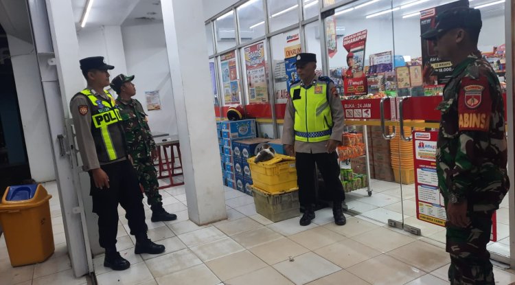 Koramil dan Polsek Wanadadi Patroli Bersama Sasar Toko Modern yang Buka hingga Malam Hari
