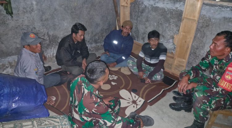 Babinsa Patroli Siskamling Bersama Warga Dan Linmas Jaga Keamanan dan Ketertiban Lingkungan