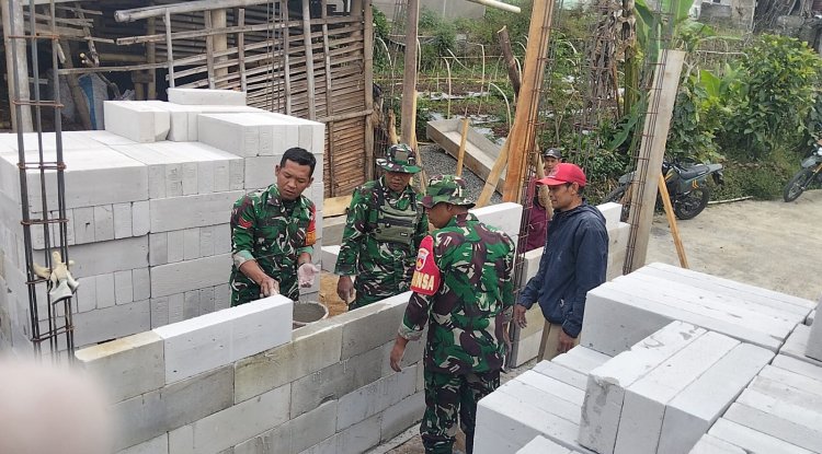 Babinsa Koramil 16 Pejawaran Bantu Pembangunan Rumah Tidak Layak Huni