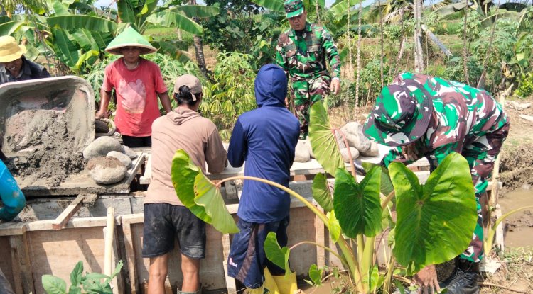 Hadapi Musim Kemarau Babinsa Koramil 15 Rakit dan Petani Adipasir Perbaiki Saluran Irigasi