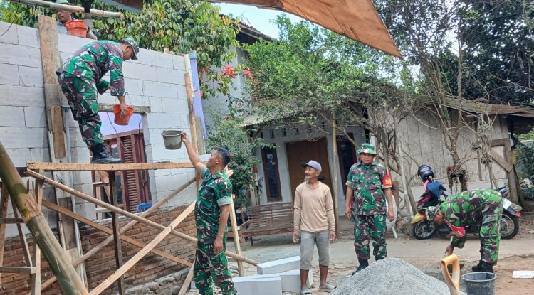 Babinsa Koramil 01 Banjarnegara Bantu Renovasi Rumah Tidak Layak Huni