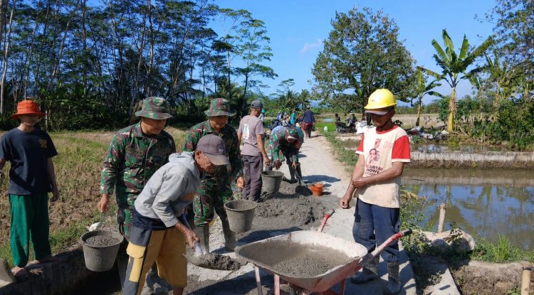 Gotong Royong Perbaiki Jalan Usaha Tani Babinsa Koramil 03 Wanadadi Bersama Poktan Ngudi Rejeki Perkuat Akses Pertanian