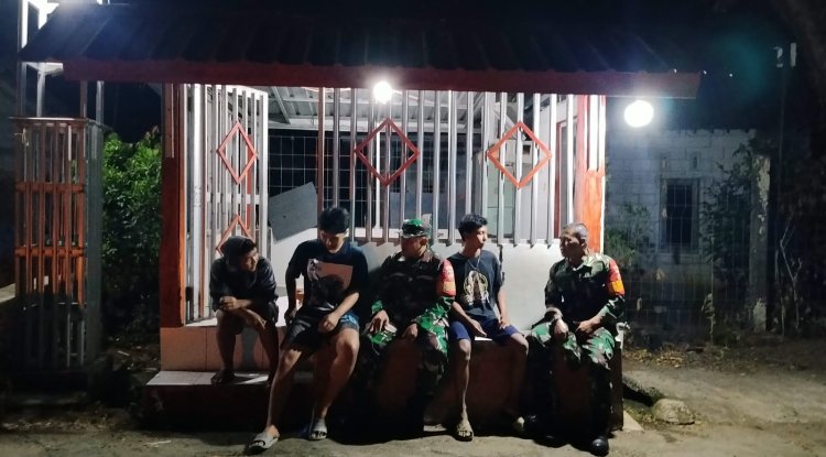 Membaur Bersama Masyarakat Babinsa Laksanakan Patroli Siskamling Guna Ciptakan Keamanan Lingkungan