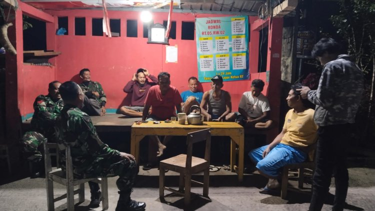 Babinsa Koramil 09 Susukan Sambangi Pos Kamling, Perkuat Keamanan dan Kebersamaan Warga