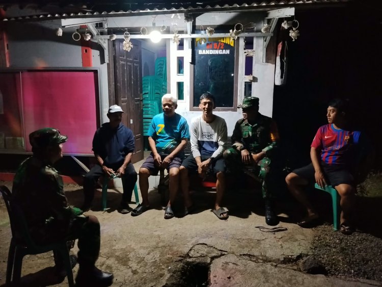 Babinsa Patroli Siskamling Bersama Warga Jaga Keamanan dan Ketertiban Lingkungan