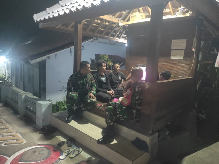Babinsa Koramil 12 Sigaluh Patroli Siskamling Bersama Warga Cegah Gangguan Kamtibmas