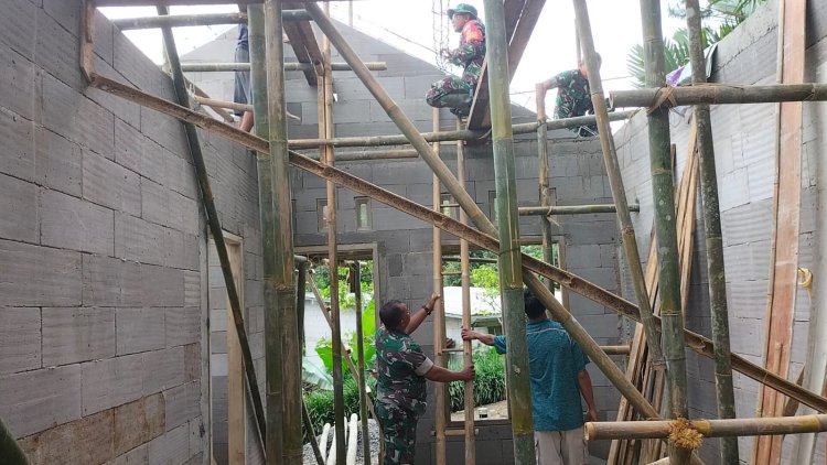 Koramil 11 Punggelan Gelar Karya Bakti Bedah Rumah Warga di Petuguran