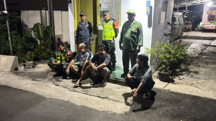 Babinsa Koramil 02 Klampok Bersama Satuan Linmas Dan Warga Masyarakat Dalam Kegiatan Siskamling