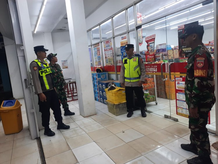 Koramil dan Polsek Wanadadi Patroli Bersama Sasar Toko Modern yang Buka hingga Malam Hari