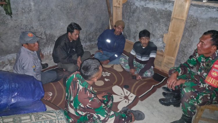 Babinsa Koramil 13 Banjarmangu Sigap Bantu Warga Bangun RTLh