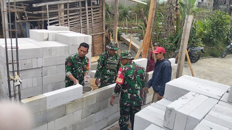 Babinsa Koramil 16 Pejawaran Bantu Pembangunan Rumah Tidak Layak Huni