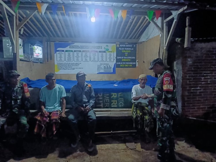  Babinsa Koramil 07 Mandiraja Patroli Siskamling Bersama Warga Cegah Gangguan Kamtibmas