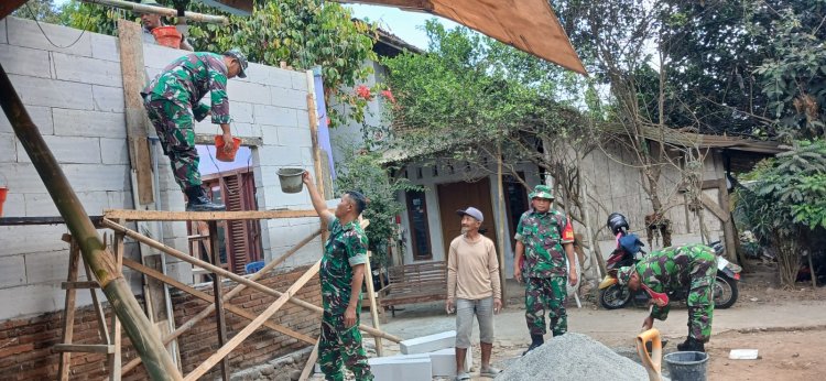 Babinsa Koramil 01 Banjarnegara Bantu Renovasi Rumah Tidak Layak Huni