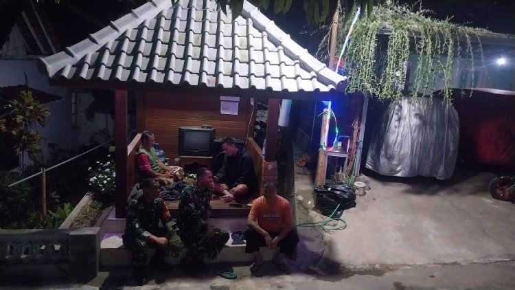 Babinsa Koramil 12 Sigaluh Patroli Siskamling Bersama Warga Cegah Gangguan Kamtibmas
