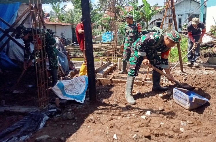 Danramil 06 Kalibening bersama warga melaksanakan pendampingan kegiatan Rehabilitasi Rumah Tidak Layak Huni