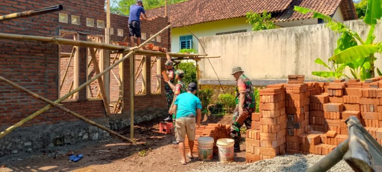 Semangat Bantu Kesulitan Rakyat Danramil Beserta Anggota Koramil 08/Purwonegora Laksanakan Pembangunan RTLH