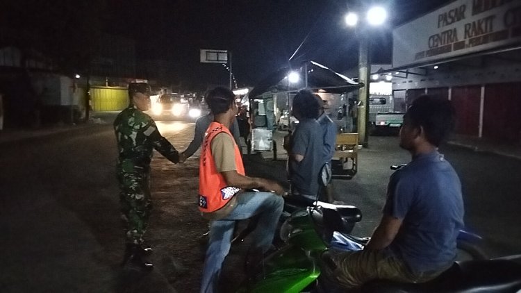 Patroli Malam Babinsa Koramil 15 Rakit dan Linmas Jaga Kondusifitas Wilayah