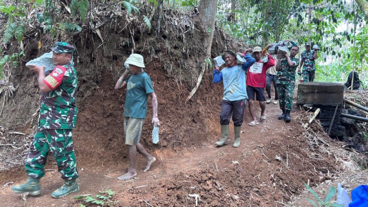 Babinsa Koramil 10/Bawang Bantu Pembangunan Reservoir Pamsimas Demi Kebutuhan Air Bersih