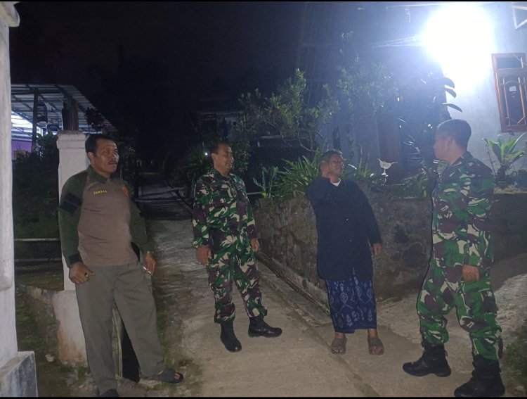 Menciptakan Keamanan Lingkungan Babinsa Koramil 17/Wanayasa melaksanakan Patroli Malam