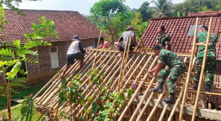 Gotong Royong Penuh Semangat, Koramil 11/Punggelan Bersama Warga RTLH Milik Bapak Karso