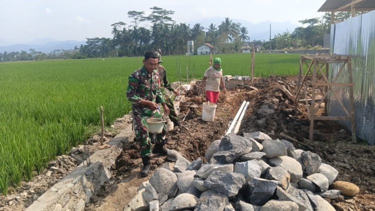 Babinsa Koramil 13 Banjarmangu Sigap Bantu Warga Bangun RTLH