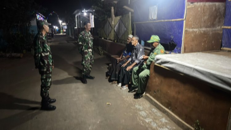 Babinsa Koramil 02/Klampok Bersama Satuan Linmas Dan Warga Masyarakat Siskamling