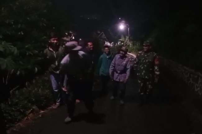 Jaga Keamanan Lingkungan Babinsa Koramil 04/Karangkobar Melaksanakan Patroli Siskamling Bersama Linmas Dan Warga
