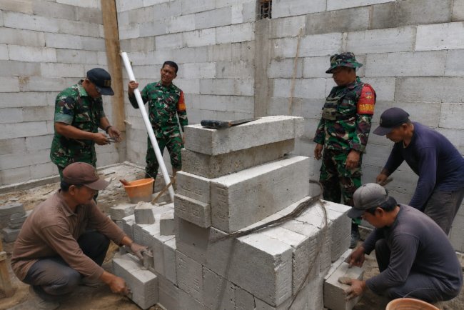 Babinsa Koramil 16/Pejawaran Bantu Pembangunan Rumah Tidak Layak Huni