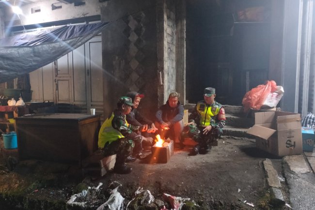 Babinsa Koramil 05/Batur Bersama Warga Tingkatkan Kamtibmas Melalui Patroli malam di Desa Batur