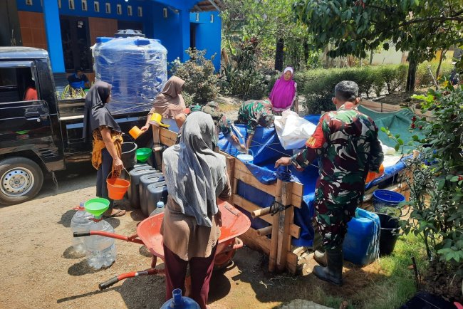Musim Kemarau Koramil 03 Wanadadi Bersama Pemdes Tapen Salurkan Air Bersih