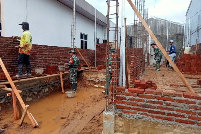 Danramil 06/kalibening bersama warga melaksanakan pendampingan kegiatan Rehabilitasi Rumah Tidak Layak Huni